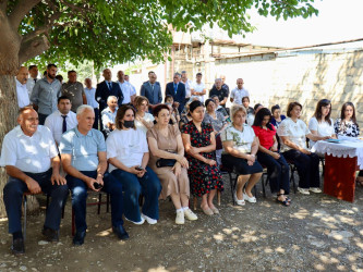 Samux Rayon İcra Hakimiyyətinin başçısı Firdovsi Əliyev rayonun Bağbanlar kənd tibb məntəqəsinin qarşısında kənd sakinləri ilə səyyar görüş keçirib.