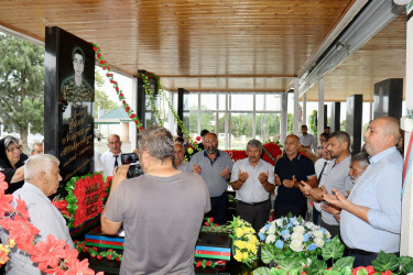 Samux rayonu Qarayeri qəsəbəsindən olan 44 günlük Vətən müharibəsi şəhidi Allahverdiyev Vüsal Novruz oğlunun doğum günü ilə bağlı məzarı ziyarət edildi.