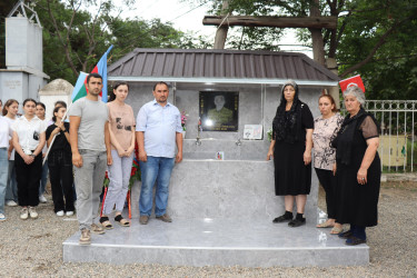 Samux rayonu Qarayeri qəsəbəsindən olan 44 günlük Vətən müharibəsi şəhidi Allahverdiyev Vüsal Novruz oğlunun doğum günü ilə bağlı məzarı ziyarət edildi.