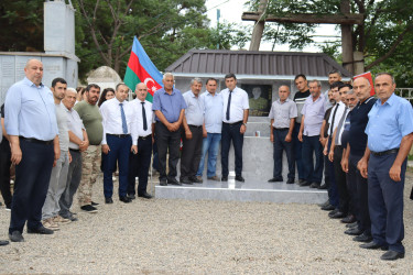 Samux rayonu Qarayeri qəsəbəsindən olan 44 günlük Vətən müharibəsi şəhidi Allahverdiyev Vüsal Novruz oğlunun doğum günü ilə bağlı məzarı ziyarət edildi.