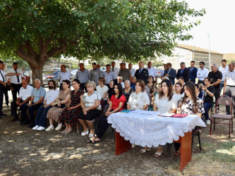 Samux Rayon İcra Hakimiyyətinin başçısı Firdovsi Əliyev rayonun Bağbanlar kənd tibb məntəqəsinin qarşısında kənd sakinləri ilə səyyar görüş keçirib.