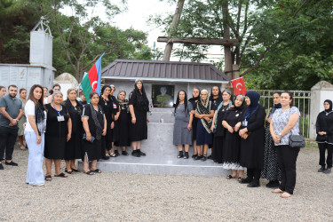 Samux rayonu Qarayeri qəsəbəsindən olan 44 günlük Vətən müharibəsi şəhidi Allahverdiyev Vüsal Novruz oğlunun doğum günü ilə bağlı məzarı ziyarət edildi.