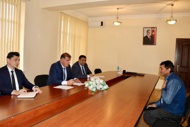 Samux Rayon İcra Hakimiyyətinin başçısı Firdovsi Əliyev  rayon sakinlərinin fərdi qaydada müraciət və təkliflərini dinləyib.