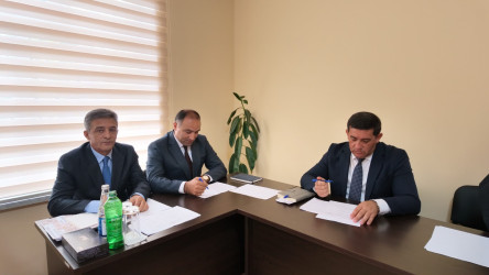 Samuxda Azərbaycan Dövlət Su Ehtiyatları Agentliyinin sədri Zaur Mikayılov bu gün Samux Su Meliorasiya Sistemlərinin İstismarı İdarəsinin inzibati binasında Samux, Gəncə, Kəlbəcər və digər rayonlardan olan vətəndaşları qəbul edib, onların müraciətlərini dinləyib, ərizə və şikayətlərinə baxıb.