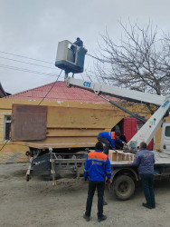 Samux rayonunda daha bir kəndin elektrik şəbəkəsi yenilənib.