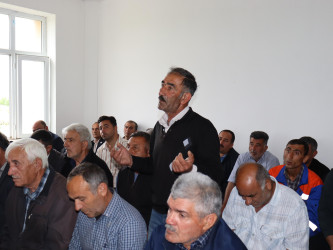 Samux Rayon İcra Hakimiyyətinin başçısı Firdovsi Əliyev rayonun Salahlı kənd ümumi orta məktəbində kənd sakinləri ilə səyyar görüş keçirib.