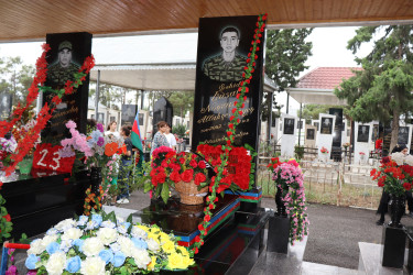 Samux rayonu Qarayeri qəsəbəsindən olan 44 günlük Vətən müharibəsi şəhidi Allahverdiyev Vüsal Novruz oğlunun doğum günü ilə bağlı məzarı ziyarət edildi.