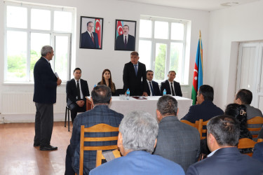 Samux Rayon İcra Hakimiyyətinin başçısı Firdovsi Əliyev rayonun Salahlı kənd ümumi orta məktəbində kənd sakinləri ilə səyyar görüş keçirib.